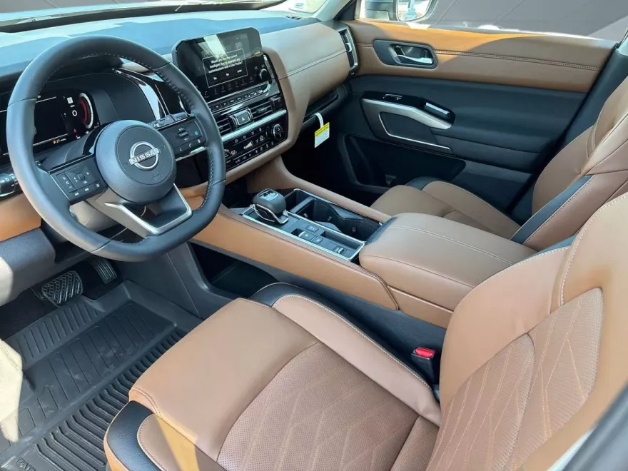 2025 Nissan Pathfinder Platinum photo 1