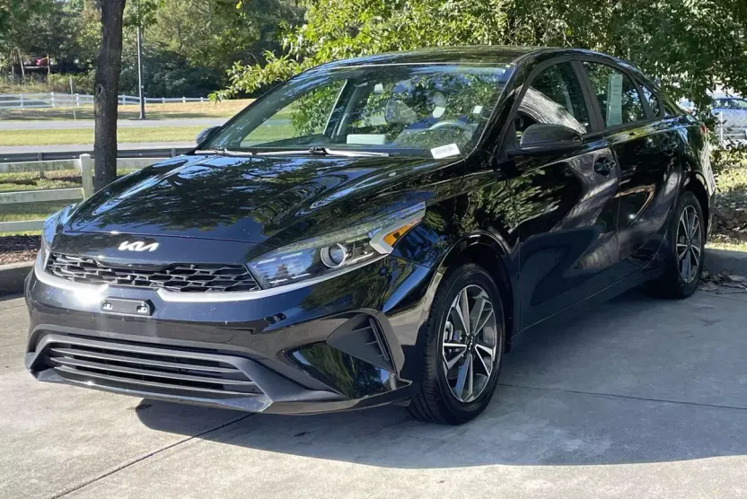 2023 Kia Forte LXS photo 1
