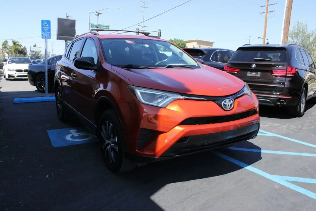 2016 Toyota RAV4 LE photo 1