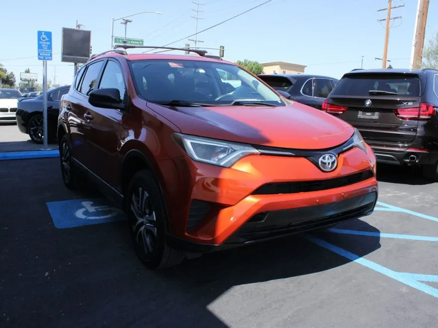 2016 Toyota RAV4 LE photo 1
