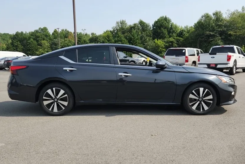 2022 Nissan Altima 2.5 SV photo 1
