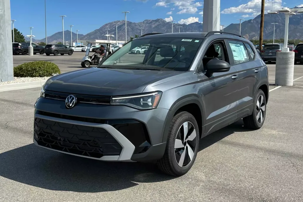 2025 Volkswagen Taos S photo 1