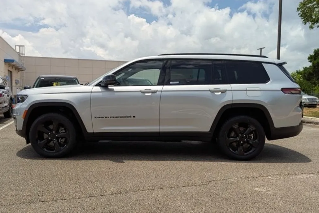 2023 Jeep Grand Cherokee Altitude photo 1