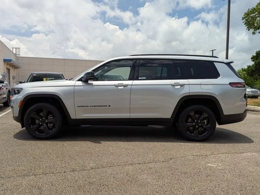 2023 Jeep Grand Cherokee Altitude photo 1