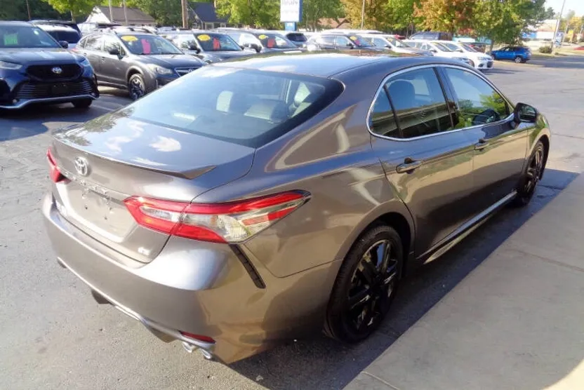 2018 Toyota Camry SE photo 1