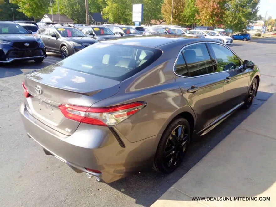 2018 Toyota Camry SE photo 1