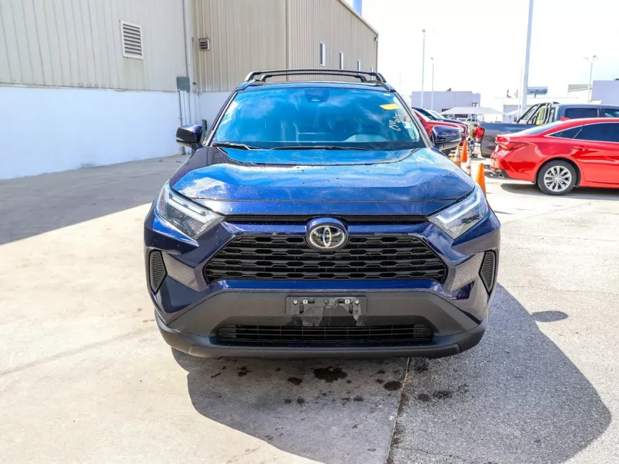 2023 Toyota RAV4 XLE photo 1