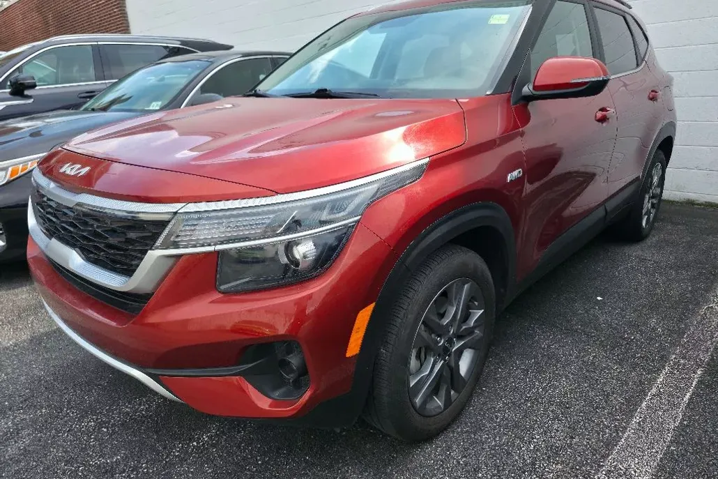 2023 Kia Seltos S photo 1