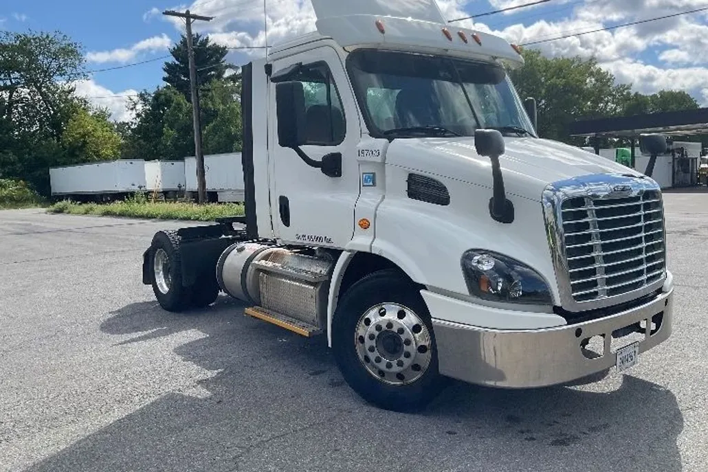 2017 Freightliner Cascadia 113" sleeper cab photo 1