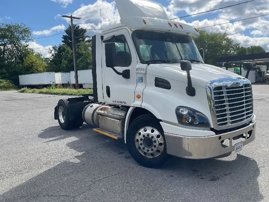 2017 Freightliner Cascadia 113" sleeper cab photo 1