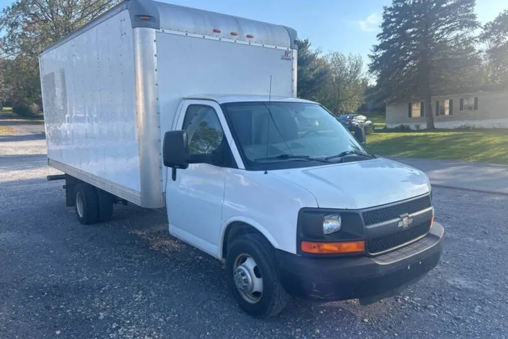 2014 Chevrolet Express 3500 Cutaway photo 1