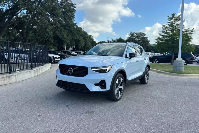 2026 Volvo XC40 Plus AWD photo 1