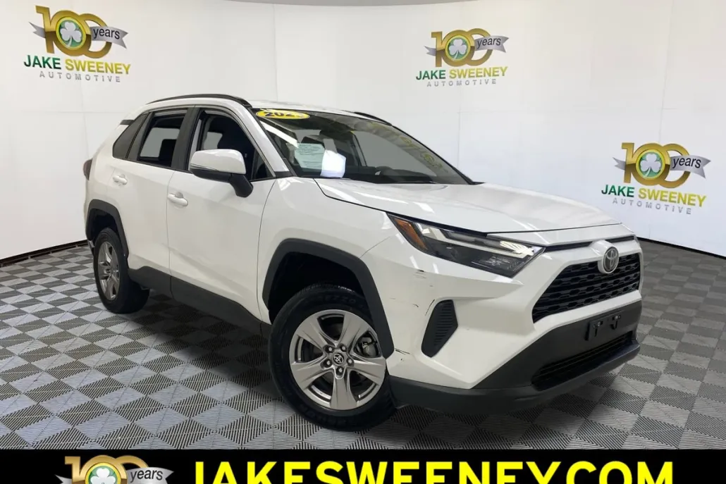 2023 Toyota RAV4 XLE photo 1