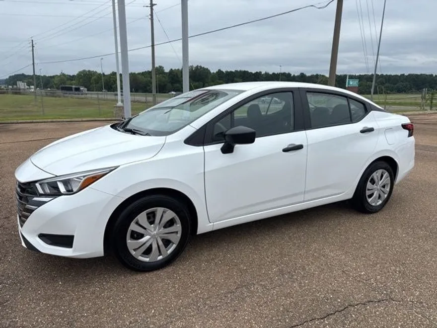 2024 Nissan Versa 1.6 S photo 1