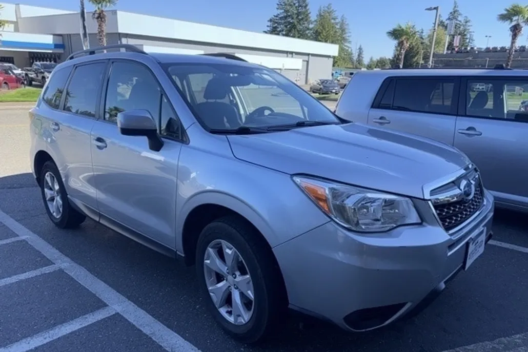 2015 Subaru Forester 2.5i Premium photo 1