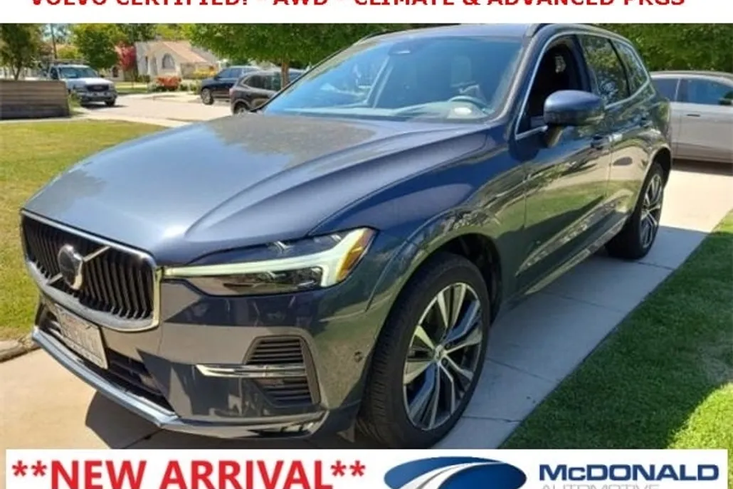 2022 Volvo XC60 B5 Momentum photo 1