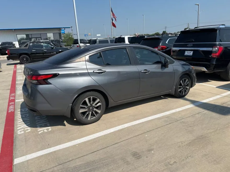 2021 Nissan Versa 1.6 SV photo 1