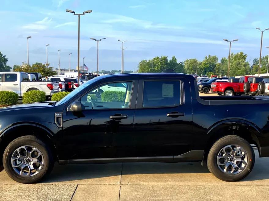 2025 Ford Maverick XLT photo 1
