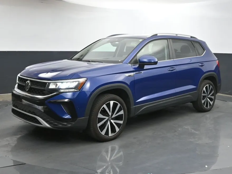 2024 Volkswagen Taos SE photo 1
