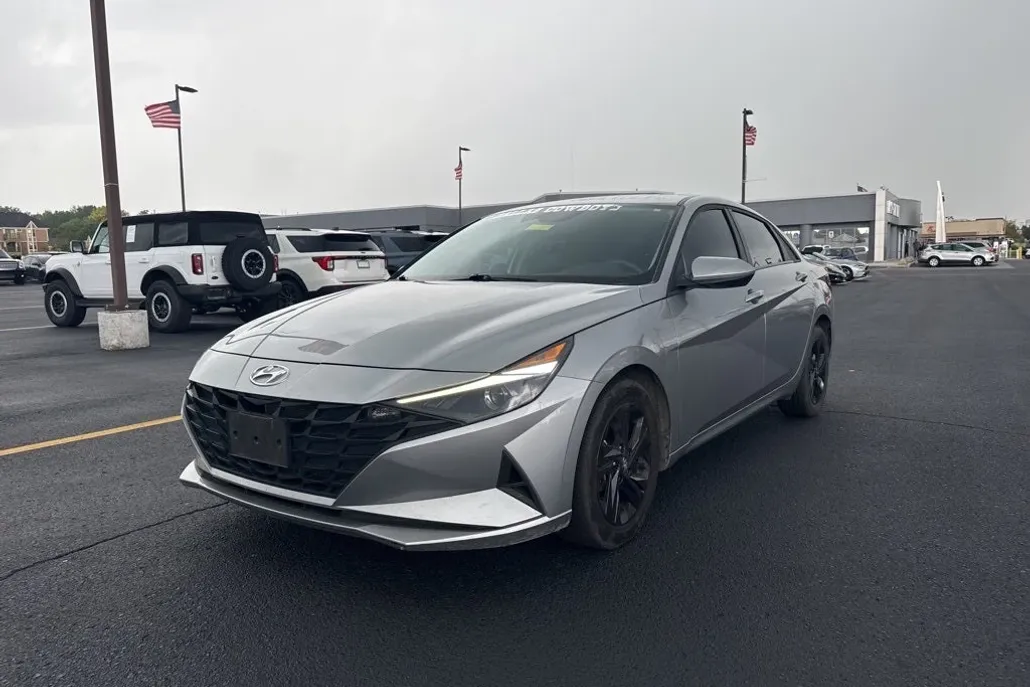 2023 Hyundai Elantra SEL photo 1