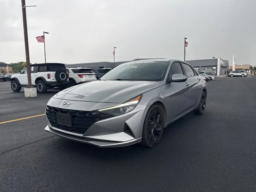 2023 Hyundai Elantra SEL photo 1