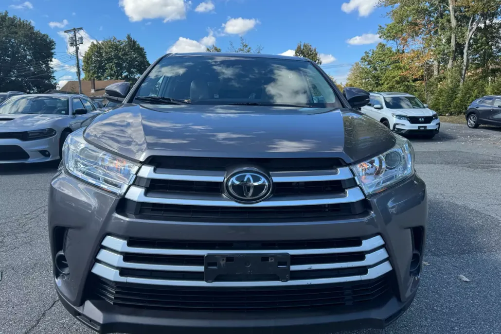 2019 Toyota Highlander LE photo 1