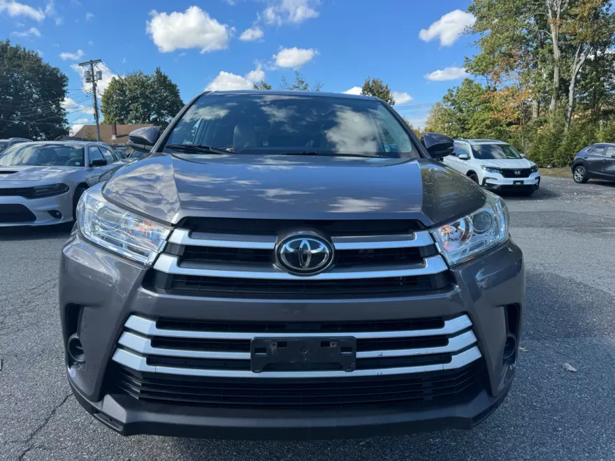 2019 Toyota Highlander LE photo 1