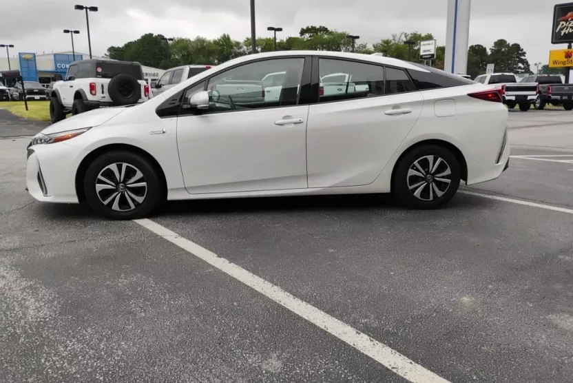 2017 Toyota Prius Prime Premium photo 1