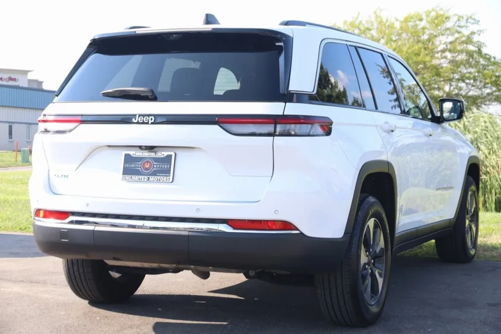2023 Jeep Cherokee 4xe photo 1