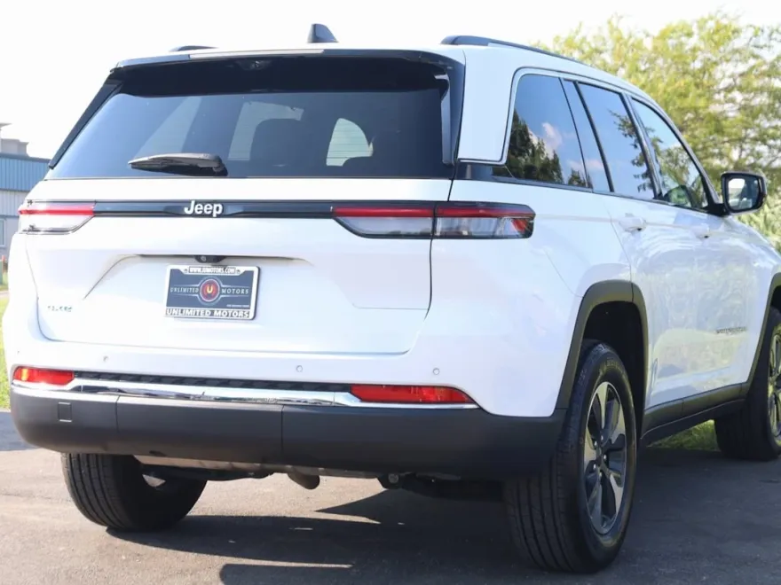 2023 Jeep Cherokee 4xe photo 1