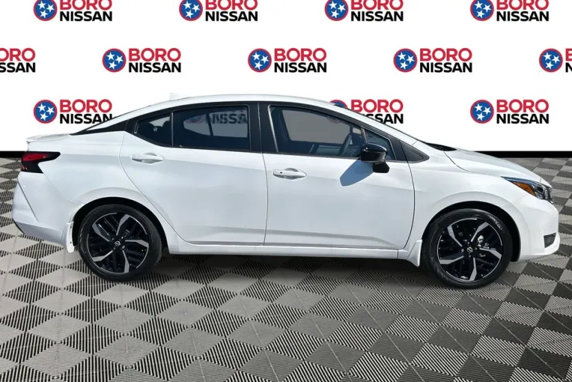 2025 Nissan Versa 1.6 SR photo 1