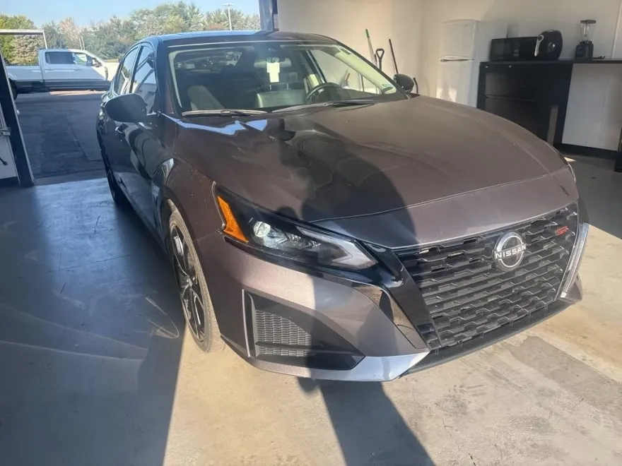 2023 Nissan Altima 2.5 SR photo 1