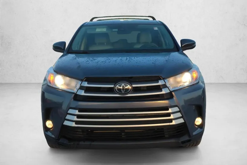 2018 Toyota Highlander LE Plus photo 1