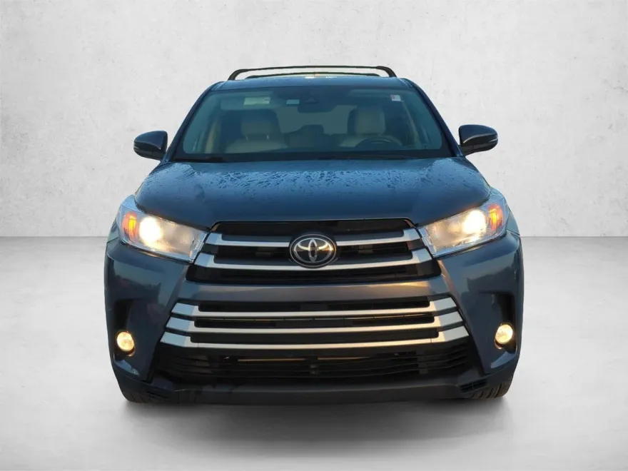 2018 Toyota Highlander LE Plus photo 1