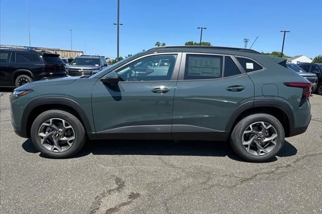 2025 Chevrolet Trax LT photo 1