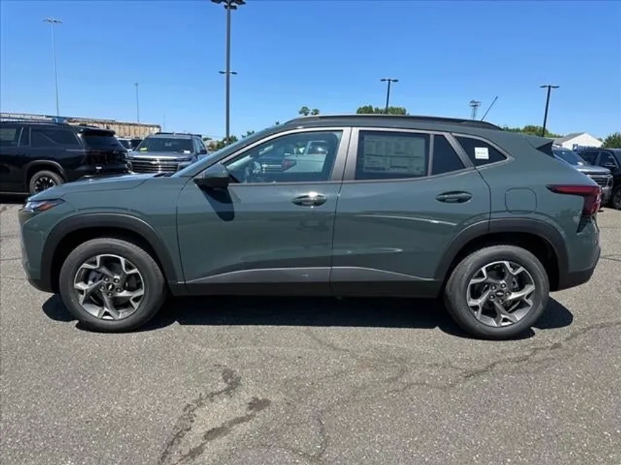 2025 Chevrolet Trax LT photo 1