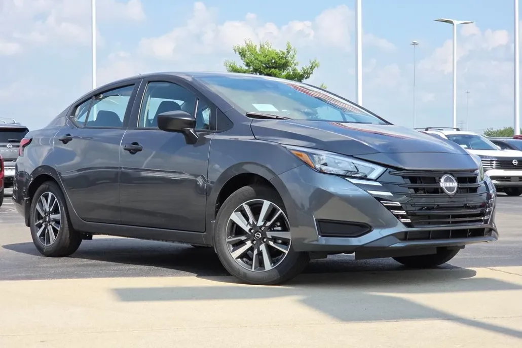 2025 Nissan Versa 1.6 S photo 1