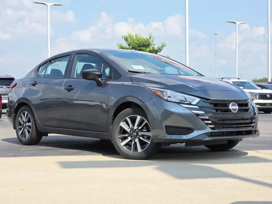 2025 Nissan Versa 1.6 S photo 1