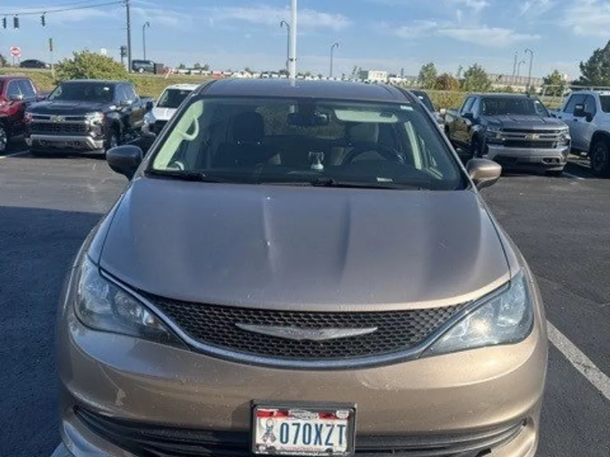 2017 Chrysler Pacifica Touring photo 1