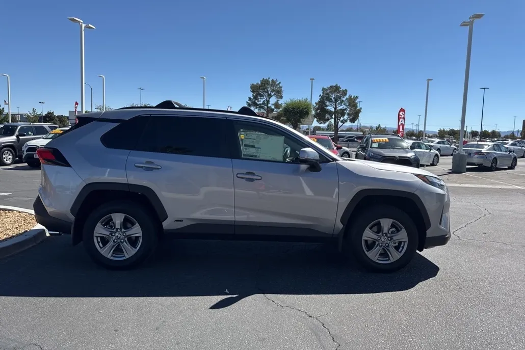 2025 Toyota RAV4 Hybrid LE photo 1