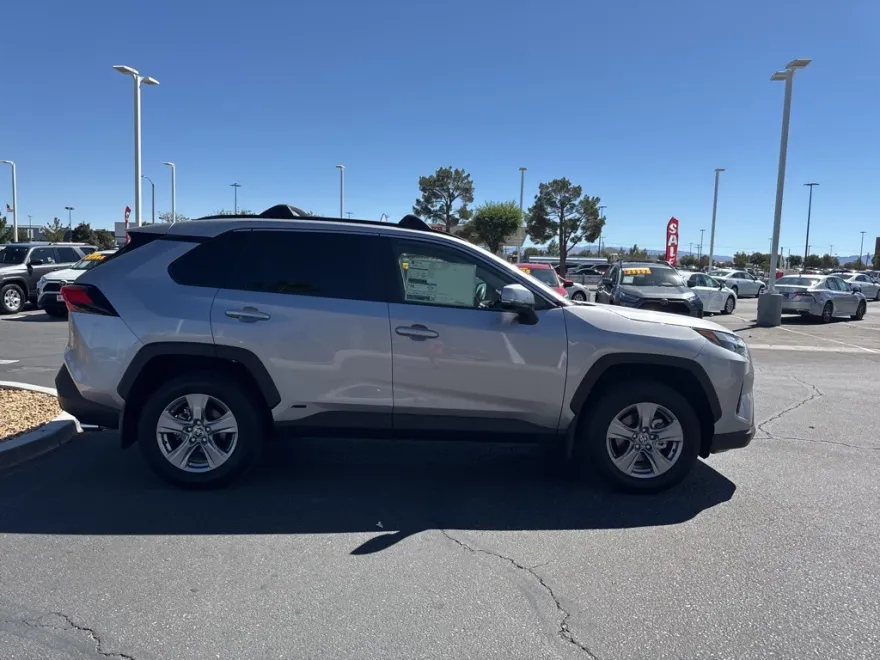 2025 Toyota RAV4 Hybrid LE photo 1