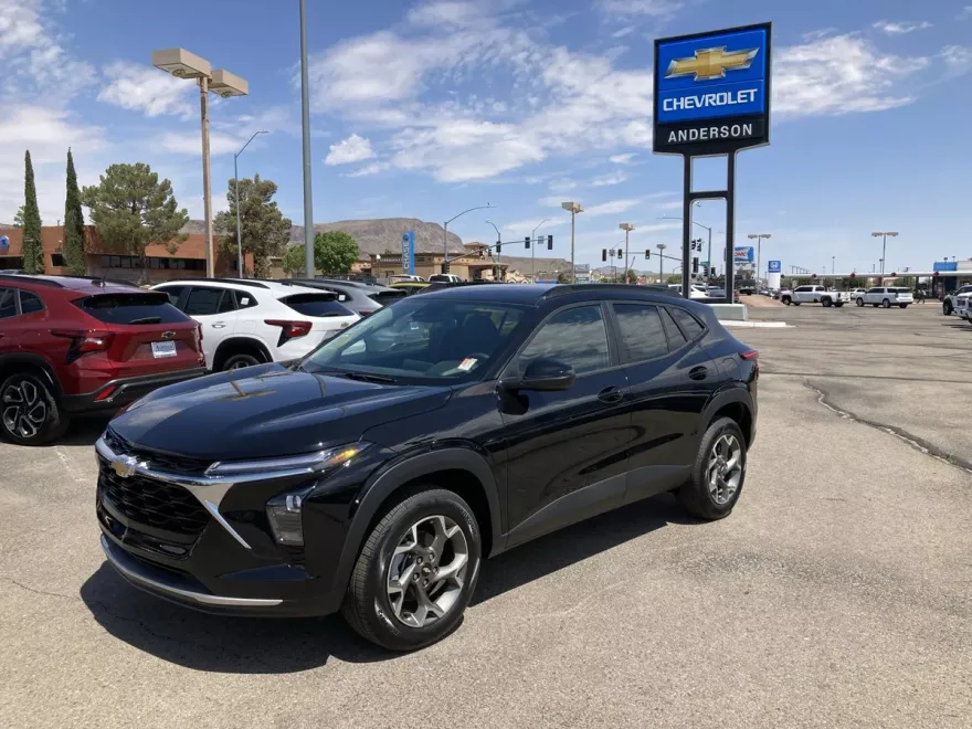 2025 Chevrolet Trax LT photo 1