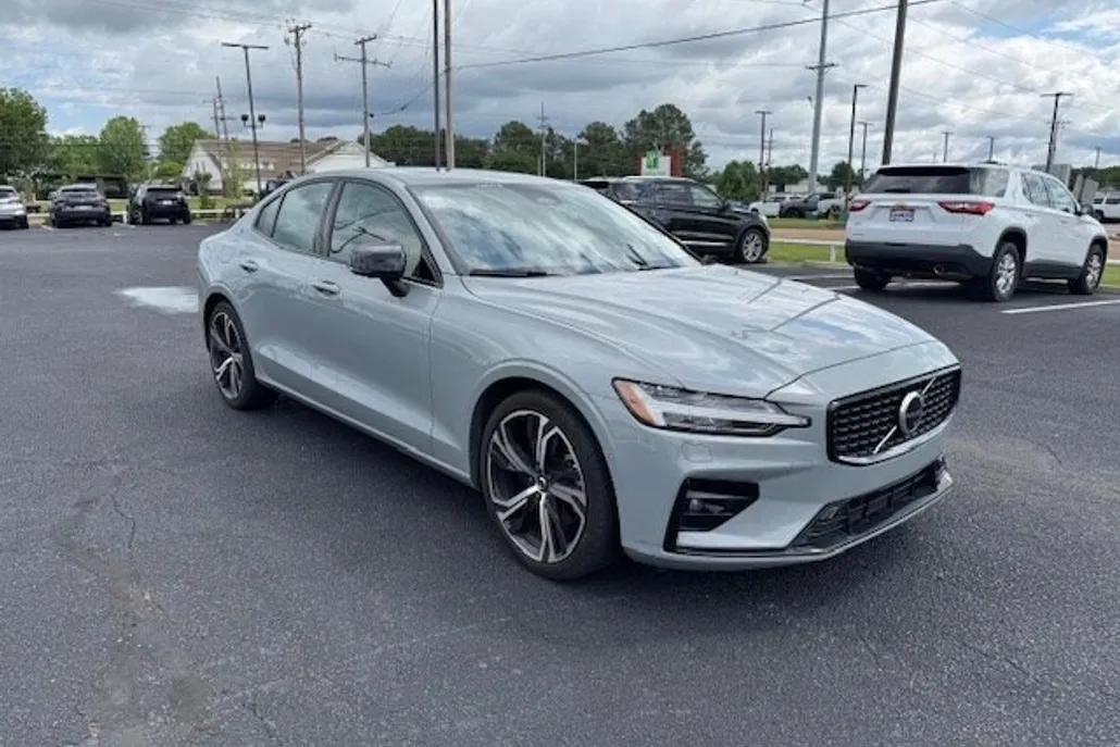 2024 Volvo S60 B5 Plus photo 1