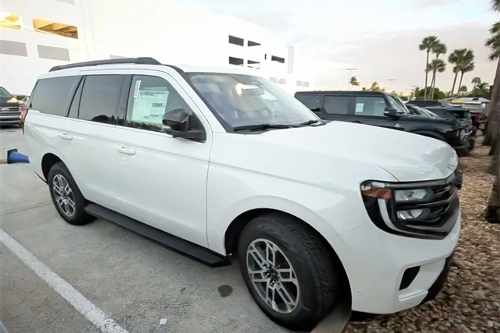 2025 Ford Expedition photo 1