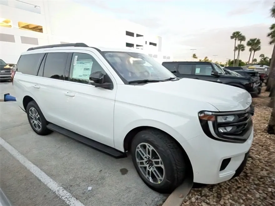 2025 Ford Expedition photo 1