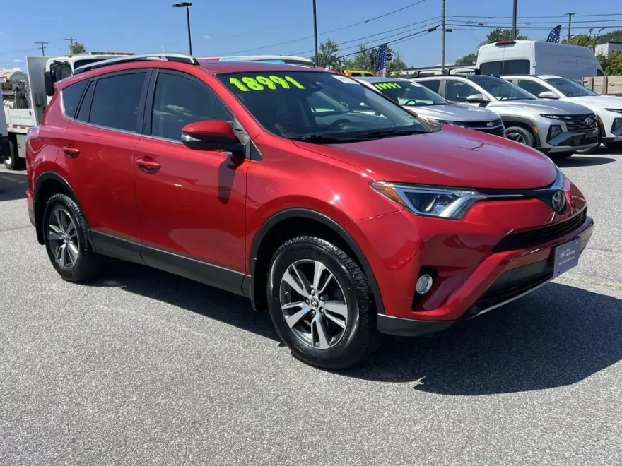 2017 Toyota RAV4 XLE photo 1