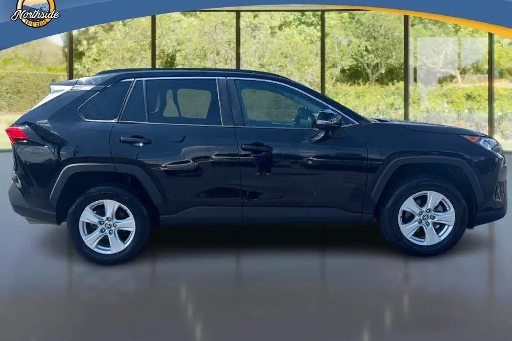 2021 Toyota RAV4 XLE photo 1