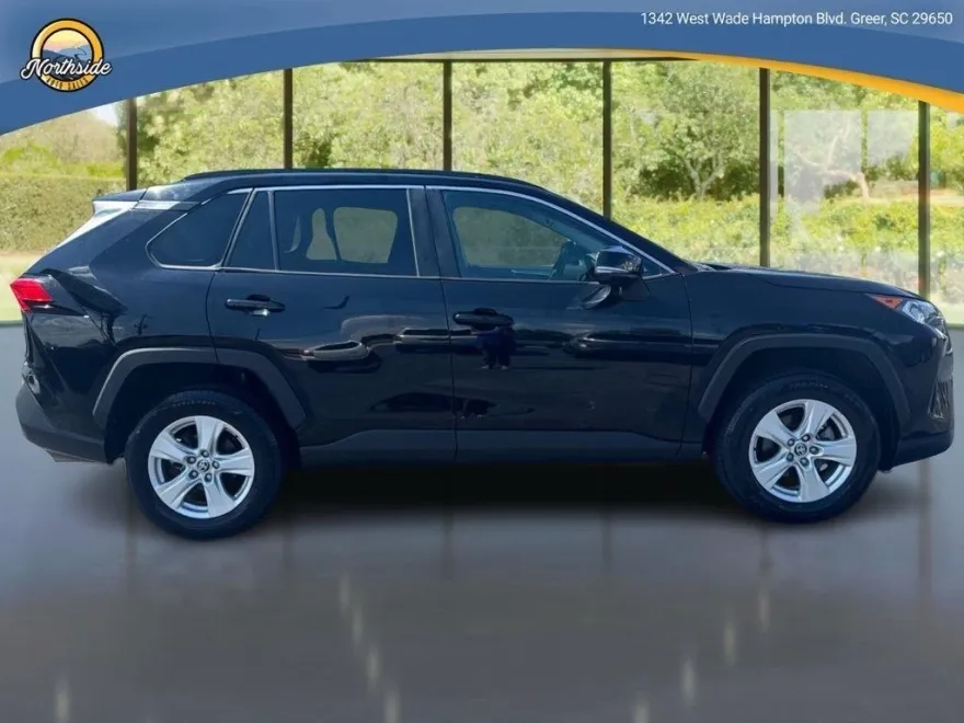 2021 Toyota RAV4 XLE photo 1