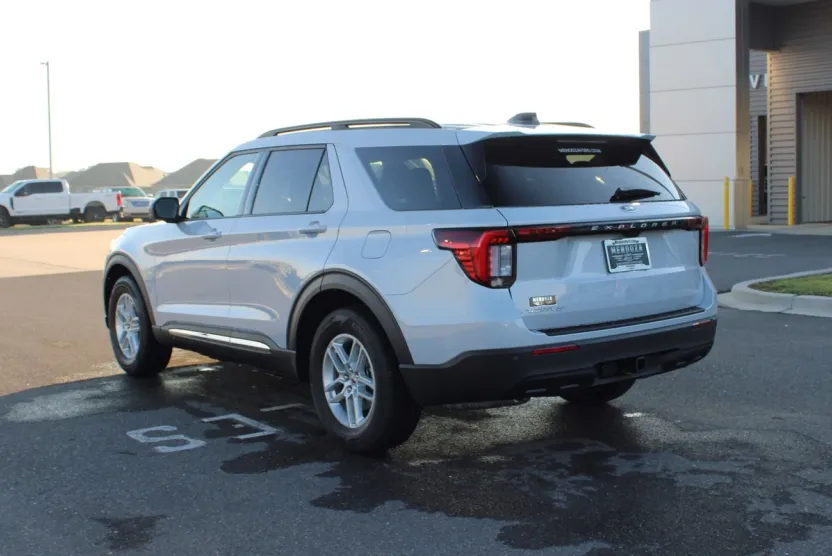 2025 Ford Explorer photo 1