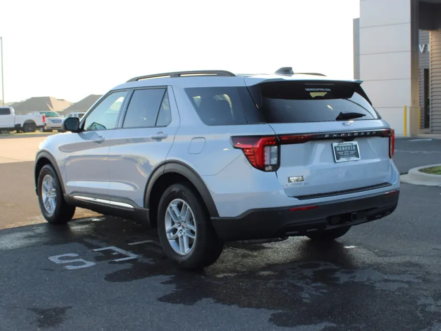 2025 Ford Explorer photo 1